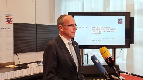 Innenminister Peter Beuth gibt einen O-Ton auf der Pressekonferenz KOMPASS Innenminister Peter Beuth gibt einen O-Ton auf der Pressekonferenz KOMPASS