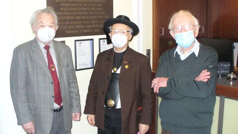 04.02.2021: Josef Plahl, BdV-Kreisvorsitzender Limburg-Weilburg; Otto Riedl, Kreisobmann der SL-Limburg-Weilburg in Egerländer Tracht; Werner Richter, Zeitzeuge des Transportzuges (v.l.n.re.) 04.02.2021: Josef Plahl, BdV-Kreisvorsitzender Limburg-Weilburg; Otto Riedl, Kreisobmann der SL-Limburg-Weilburg in Egerländer Tracht; Werner Richter, Zeitzeuge des Transportzuges (v.l.n.re.)