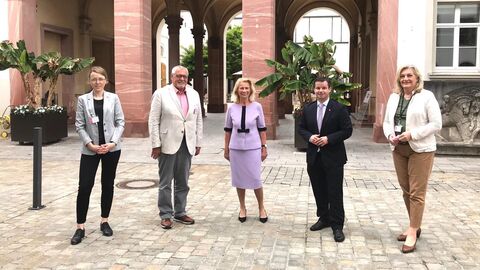 30.06.2021: Agnes Brügging-Lazar, Siegbert Ortmann und Rose-Lore Scholz vertraten den BdV. Ausschussvorsitzender MdL Andreas Hofmeister und Landesbeauftragte Margarete Ziegler-Raschdorf freuten sich über den Besuch. 30.06.2021: Agnes Brügging-Lazar, Siegbert Ortmann und Rose-Lore Scholz vertraten den BdV. Ausschussvorsitzender MdL Andreas Hofmeister und Landesbeauftragte Margarete Ziegler-Raschdorf freuten sich über den Besuch.