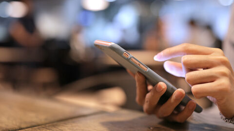 Person tippt auf dem Handy Person tippt auf dem Handy