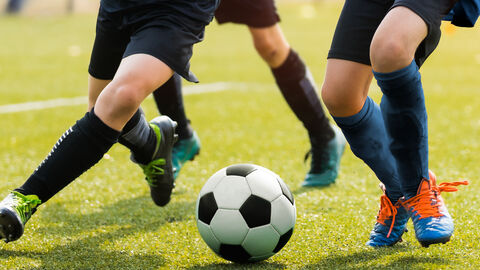 Kinder spielen Fußball Kinder spielen Fußball