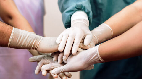 Gruppe von Ärzte halten die Hände aufeinander