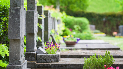 Grabsteine auf einem Friedhof