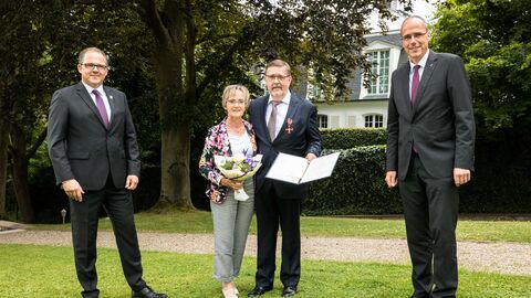 Innenminister Peter Beuth ehrt Peter Seyffardt