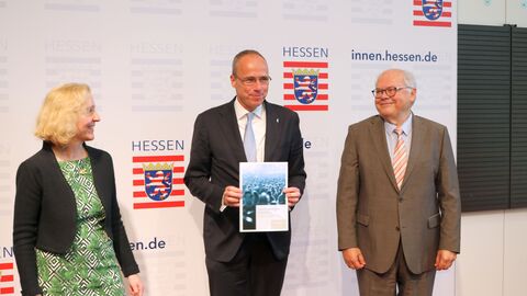 Vorsitzende der Experten-Kommission Prof. Dr. Angelika Nußberger, Innenminister Peter Beuth und der stellvertretende Vorsitzende der Experten-Kommission Jerzy Montag  Vorsitzende der Experten-Kommission Prof. Dr. Angelika Nußberger, Innenminister Peter Beuth und der stellvertretende Vorsitzende der Experten-Kommission Jerzy Montag