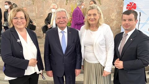 Dem Preisträger des Franz-Werfel-Menschenrechtspreises, Bundespräsident a.D. Dr. h.c. Joachim Gauck, gratulieren am 04.07.2021 Landesbeauftragte Margarete Ziegler-Raschdorf (re. daneben), Landtagsabgeordnete Sabine Bächle-Scholz (CDU) und Landtagsabgeordneter Andreas Hofmeister (CDU). Dem Preisträger des Franz-Werfel-Menschenrechtspreises, Bundespräsident a.D. Dr. h.c. Joachim Gauck, gratulieren am 04.07.2021 Landesbeauftragte Margarete Ziegler-Raschdorf (re. daneben), Landtagsabgeordnete Sabine Bächle-Scholz (CDU) und Landtagsabgeordneter Andreas Hofmeister (CDU).