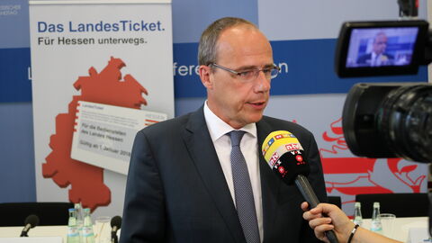 Innenminister Peter Beuth gibt einen O-Ton zum LandesTicket Hessen