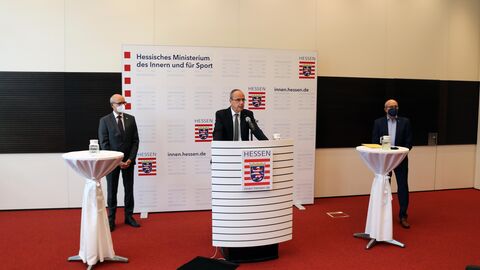 Innenminister Peter Beuth, Landespolizeipräsident Roland Ullmann und Integritätsbeauftragter Harald Schneider bilanzieren angestoßene Maßnahmen für die hessische Polizei Innenminister Peter Beuth, Landespolizeipräsident Roland Ullmann und Integritätsbeauftragter Harald Schneider bilanzieren angestoßene Maßnahmen für die hessische Polizei