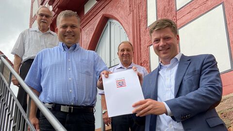 Staatssekretär Dr. Stefan Heck überreicht der Stadt Neustadt den HESSENKASSEN-Bescheid