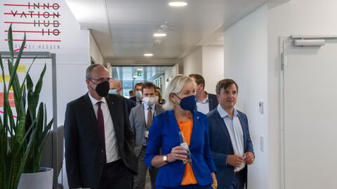Innenminister Peter Beuth mit Digitalministerin Prof. Dr. Kristina Sinemus beim INNOVATION HUB 110 