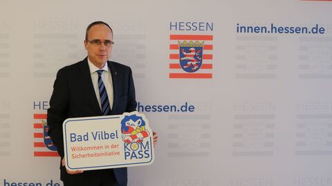 Innenminister Peter Beuth hält ein KOMPASS-Schild für Bad Vilbel Innenminister Peter Beuth hält ein KOMPASS-Schild für Bad Vilbel
