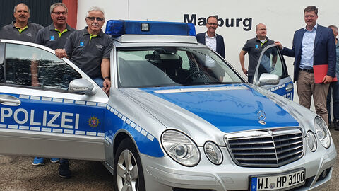Staatssekretär Dr. Stefan Heck übergibt das Polizeifahrzeug dem PMC Staatssekretär Dr. Stefan Heck übergibt das Polizeifahrzeug dem PMC