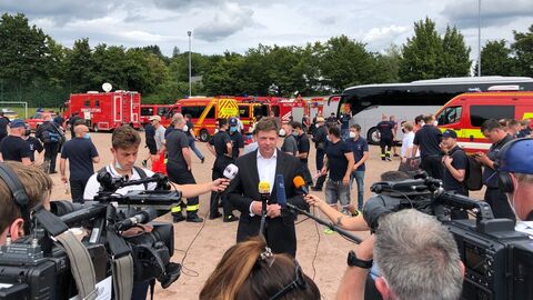 Staatssekretär Dr. Stefan Heck gibt bei der Verabschiedung der Einsatzkräfte einen O-Ton Staatssekretär Dr. Stefan Heck gibt bei der Verabschiedung der Einsatzkräfte einen O-Ton