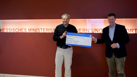 Staatssekretär Dr. Stefan Heck überreicht die Förderzusage an Prof. Dr. Steffen Reith von der Hochschule RheinMain Staatssekretär Dr. Stefan Heck überreicht die Förderzusage an Prof. Dr. Steffen Reith von der Hochschule RheinMain