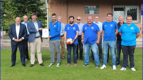 Beim Fußball-Club 1929 Kombach überreichte Dr. Stefan Heck einen Bescheid für die Erweiterung des Vereinsheims.