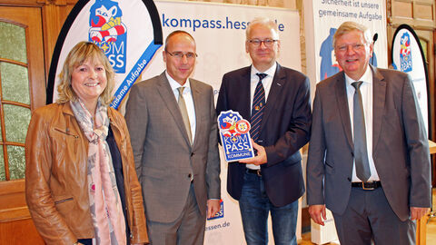 (1)	Freuen sich über die Auszeichnung für Kronberg im Taunus (von links): Elke Barth (MdL), Innenminister Peter Beuth, Bürgermeister Christoph König, Bürgermeister a.D. Klaus Temmen