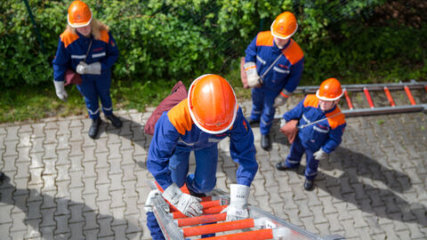 Jugendfeuerwehr bei einer Übung Jugendfeuerwehr bei einer Übung