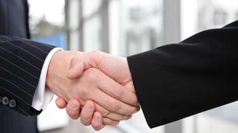 Zwei Männer schütteln Hände 