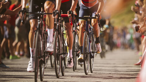 Gruppenradfahrerprofi in einem Rennen.