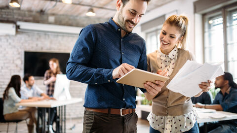 Kollegen besprechen sich im Büro