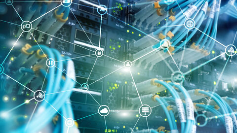 Telekommunikationskonzept mit abstrakter Netzwerkstruktur und Serverraumhintergrund