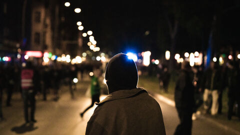 Demonstrant im Hintergrund sind Menschen auf der Straße Demonstrant im Hintergrund sind Menschen auf der Straße