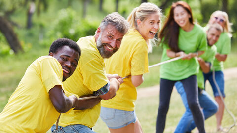 Zwei Teams spielen Tauziehen