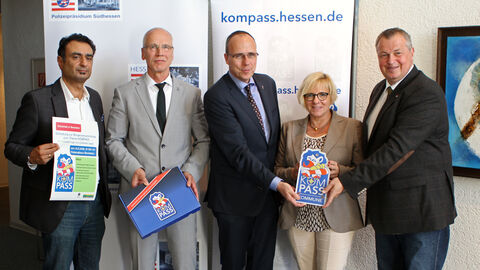 v.l. Stadtrat Adil Oyan (Stadt Bensheim), Abteilungsdirektor Dirk Engelhard (Polizeipräsidium Südhessen), Innenminister Peter Beuth (HMdIS), Landtagsabgeordnete Birgit Heitland, Bürgermeister Rolf Richter (Stadt Bensheim) KOMPASS Bensheim