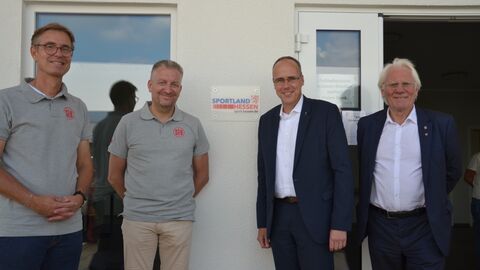 Innen- und Sportminister Beuth zusammen mit Prof. Dr. Heinz Zielinski (Vorsitzender Sportkreis Gießen), Dr. Christoph Möbus (Vorsitzender Sportfreunde Burkhardsfelden), Frank Mohr (Rechner, Sportfreunde Burkhardsfelden) Innen- und Sportminister Beuth zusammen mit Prof. Dr. Heinz Zielinski (Vorsitzender Sportkreis Gießen), Dr. Christoph Möbus (Vorsitzender Sportfreunde Burkhardsfelden), Frank Mohr (Rechner, Sportfreunde Burkhardsfelden)