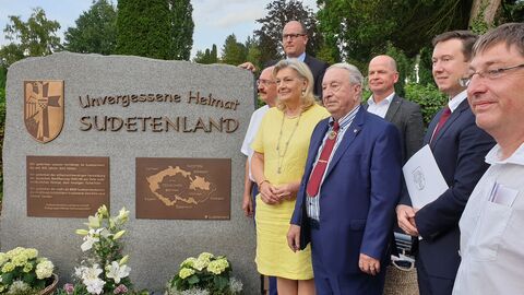 Landesbeauftragte Margarete Ziegler-Raschdorf neben SL-Kreis-Obmann Walter Weber, Beigeordneter Sinntal Ernst Heinbuch, Bürgermeister Matthias Möller und SL- Landesobmann Markus Harzer; am Gedenkstein zwei Vertreter der örtlichen Sparkasse Landesbeauftragte Margarete Ziegler-Raschdorf neben SL-Kreis-Obmann Walter Weber, Beigeordneter Sinntal Ernst Heinbuch, Bürgermeister Matthias Möller und SL- Landesobmann Markus Harzer; am Gedenkstein zwei Vertreter der örtlichen Sparkasse