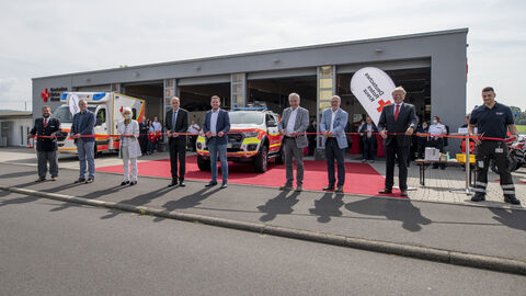 Innenminister Peter Beuth hat an der offiziellen Indienststellung der neuen Drohnenstaffel der DRK-Ortsverein Neuhof teilgenommen. Innenminister Peter Beuth hat an der offiziellen Indienststellung der neuen Drohnenstaffel der DRK-Ortsverein Neuhof teilgenommen.
