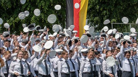 Polizeianwärterinnen und -Anwärter bei der Vereidigung Polizeianwärterinnen und -Anwärter bei der Vereidigung
