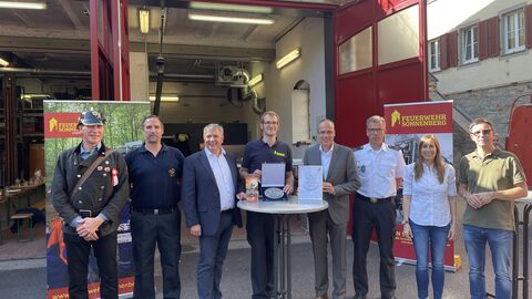 vlnr: B. Kusch und J. Johannbroer (FFW Sonnenberg), G.-U. Mende (OB WI), M. Abel (FFW Sonnenberg), P. Beuth (StM), A. Kleber (Feuerwehr WI), A. Wallmann (MdL), S. Bauer (Ortsvorsteher Sonnenberg) vlnr: B. Kusch und J. Johannbroer (FFW Sonnenberg), G.-U. Mende (OB WI), M. Abel (FFW Sonnenberg), P. Beuth (StM), A. Kleber (Feuerwehr WI), A. Wallmann (MdL), S. Bauer (Ortsvorsteher Sonnenberg)