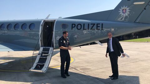 Innenminister Peter Beuth und Moritz von Zezschwitz (Leiter der Polizeifliegerstaffel Hessen)