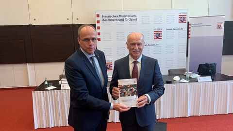 Innenminister Peter Beuth und der Robert Schäfer, Präsident des Landesamts für Verfassungsschutz 2020 mit dem LfV-Bericht in der Hand
