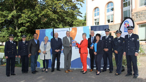 Innenminister Peter Beuth überreicht Sicherheitssiegel an die Bürgermeisterin Christine Klein. Weitere Personen aus Polizei und Verwaltung nahmen an dem Termin teil. Innenminister Peter Beuth überreicht Sicherheitssiegel an die Bürgermeisterin Christine Klein. Weitere Personen aus Polizei und Verwaltung nahmen an dem Termin teil.