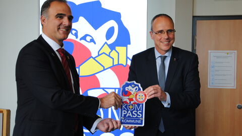 Innenminister Peter Beuth und Alexander Immisch, Bürgermeister der Stadt Schwalbach a. T.  Innenminister Peter Beuth und Alexander Immisch, Bürgermeister der Stadt Schwalbach a. T.