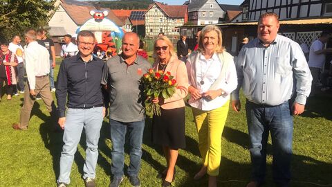 Gruppenfoto V.l.n.r.: Kyrill Kuznecov, Leiter der Wohngemeinschaft in Molzbach; Lina Vogel, Vorsitzende der „Rettungsarche e.V.“ mit Ehemann Alexander; Margarete Ziegler-Raschdorf, Landesbeauftragte der Hessischen Landesregierung für Heimatvertriebene und Spätaussiedler sowie Waldemar Bechler, Leiter der Wohngemeinschaft in Ebsdorfergrund.