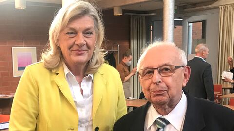 Landesbeauftragte Ziegler-Raschdorf mit Manfred Hüber beim Landesverbandstag Landesbeauftragte Ziegler-Raschdorf mit Manfred Hüber beim Landesverbandstag