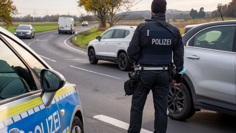 Polizeikontrolle auf einer Landstraße Polizeikontrolle auf einer Landstraße