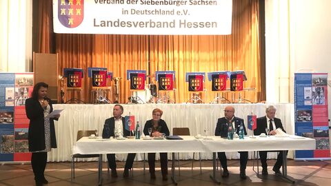 Ingwelde Juchum, Landesvorsitzende des Verbandes der Siebenbürger Sachsen in Deutschland e. V. Landesverband Hessen sowie Mitglieder des Landesvorstandes. Ingwelde Juchum, Landesvorsitzende des Verbandes der Siebenbürger Sachsen in Deutschland e. V. Landesverband Hessen sowie Mitglieder des Landesvorstandes.