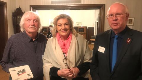 V.r.n.l.: Bundesvorsitzender der Deutsch-Baltischen Gesellschaft, Andreas Hansen; Landesbeauftragte Margarete Ziegler- Raschdorf und Verleger Peter Jochen Bosse, Michelstadt.