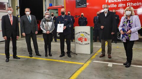 Landrat Frank Kilian, Bürgermeister Patrick Kunkel, Brandschutzdezernentin Beate Herbert, Stadtbrandinspektor Tim Gabel, Innenminister Peter Beuth und die Landtagsabgeordnete Petra Müller-Klepper. Im Hintergrund zu sehen sind der Kreisbrandinspektor, die stellvertretenden Stadtbrandinspektoren und Wehrführungen der fünf Stadtteile. Landrat Frank Kilian, Bürgermeister Patrick Kunkel, Brandschutzdezernentin Beate Herbert, Stadtbrandinspektor Tim Gabel, Innenminister Peter Beuth und die Landtagsabgeordnete Petra Müller-Klepper. Im Hintergrund zu sehen sind der Kreisbrandinspektor, die stellvertretenden Stadtbrandinspektoren und Wehrführungen der fünf Stadtteile.