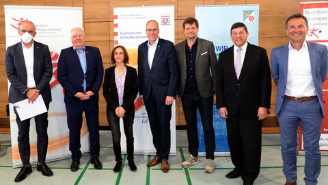Sportminister Beuth in der Mitte mit Beteiligten und Vertretern des Sportkreis Rheingau-Taunus.
