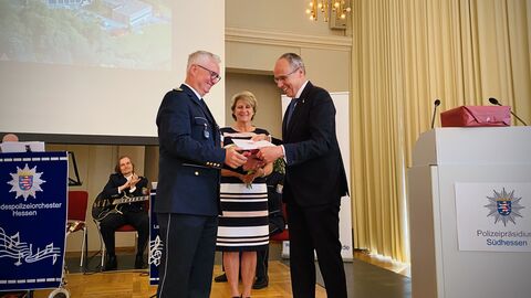 Innenminister Beuth und Bernhard Lammel bei der Verabschiedung