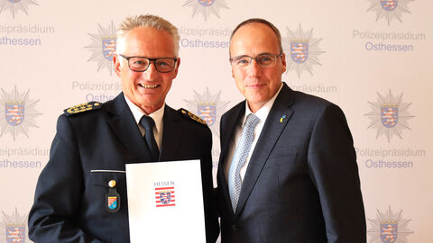 v. l . n. r.: Günther Voß und Innenminister Peter Beuth v. l . n. r.: Günther Voß und Innenminister Peter Beuth