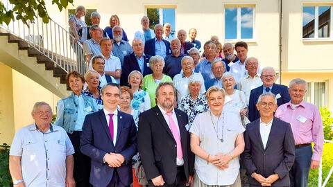 Bundestreffen der Landsmannschaft Weichsel-Warthe in Fulda Gruppenfoto: Margarete Ziegler-Raschdorf, Landesbeauftragte der Hessischen Landesregierung für Heimatvertriebene und Spätaussiedler, beim LWW-Bundestreffen