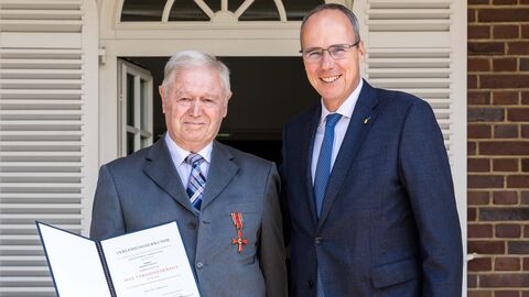 Johann Pauly gemeinsam mit Innenminister Beuth bei der Verleihung des Bundesverdienstkreuzes