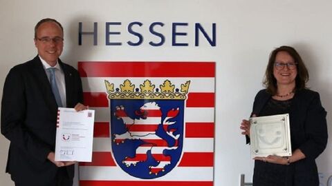 Die Verleihung durch Herrn Minister Peter Beuth an 32 Landes-Dienststellen. 