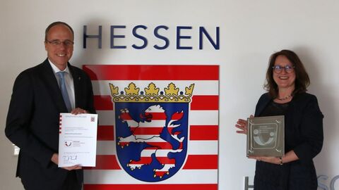 Verleihung an die Stadtverwaltung Geisenheim durch Herrn Minister Peter Beuth.